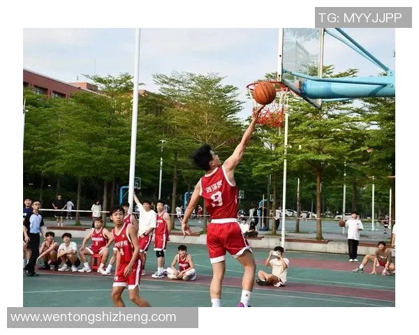 篮球明星在比赛中巧妙运用篮球板展现高超技巧与精彩瞬间